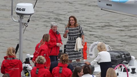 La princesa Haya bint al-Hussein de Jordania (centro) se encuentra con Edwards (centro izquierda) en el recientemente renovado Maiden en Londres el 5 de septiembre de 2018.