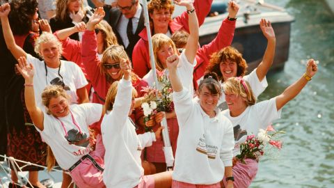 Edwards (al frente y al centro) celebra a bordo de Maiden durante la Whitbread Round the World Race de 1989-1990.