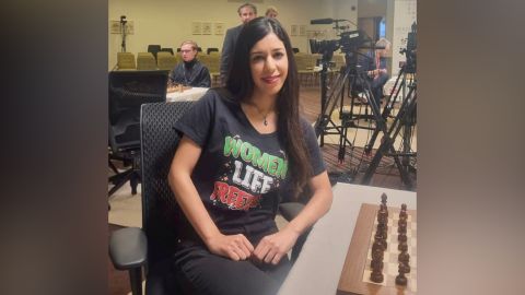 Bayat vistiendo la camiseta durante el torneo de octubre. 