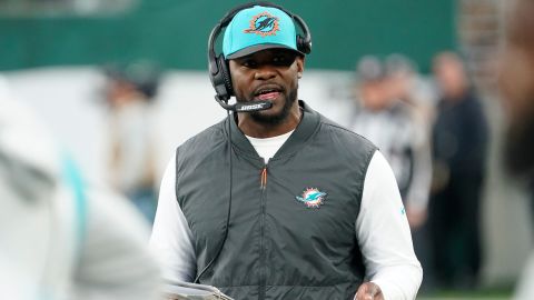 Flores observa durante su tiempo como entrenador en jefe de los Miami Dolphins durante un juego contra los New York Jets.