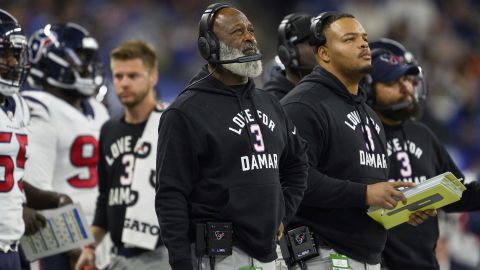 Smith al margen durante un partido contra los Indianapolis Colts.