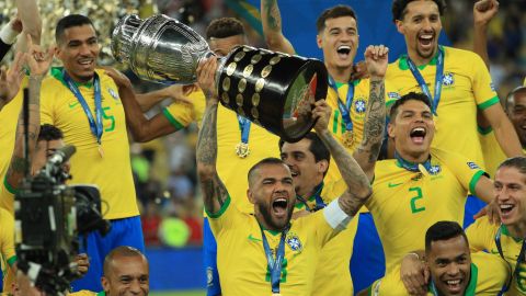 Dani Alves jfesteja con sus compañeros tras ganar la Copa América en 2019 tras vencer a Perú en la final.