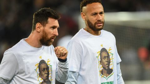 Messi y sus compañeros vistieron camisetas en homenaje a Pelé durante el calentamiento. 