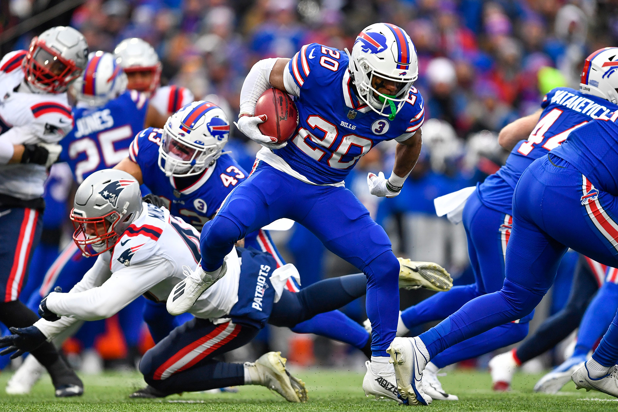 El corredor de los Buffalo Bills, Nyheim Hines, anotó un touchdown en una devolución de patada inicial durante la primera mitad del partido contra los New England Patriots el domingo. 