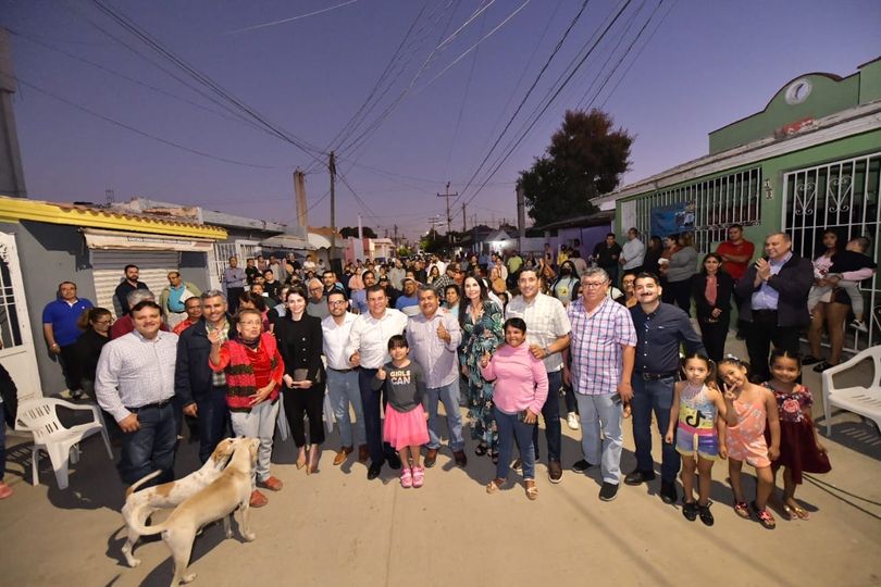 *Alcalde Edgar González comienza el 2023 iluminando la colonia Labastida Ochoa.* *Alcalde Edgar González comienza el 2023 iluminando la colonia Labastida Ochoa.*