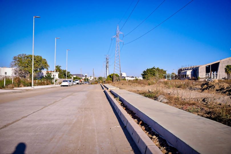 *Alcalde Edgar González supervisa avance de avenida Del Delfin.* *Alcalde Edgar González supervisa avance de avenida Del Delfin.*