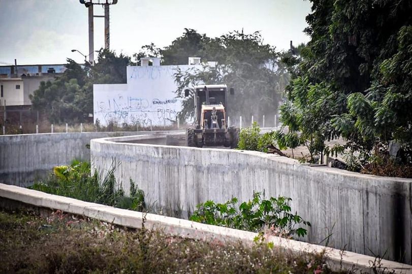 *Inicia obras públicas limpieza de casi 2km del canal de Urías.* *Inicia obras públicas limpieza de casi 2km del canal de Urías.*