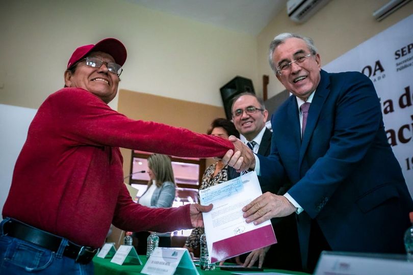 Rocha entrega gratificaciones por jubilación a personal de COBAES Rocha entrega gratificaciones por jubilación a personal de COBAES