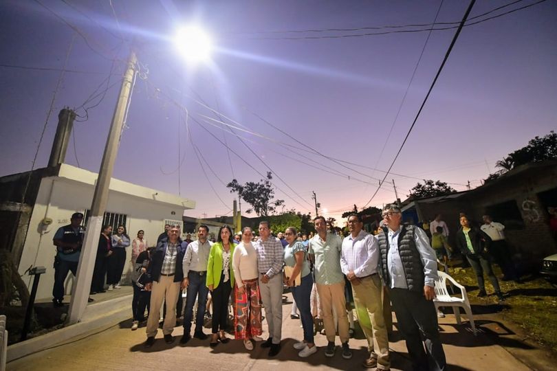 *Seguimos iluminando colonias… ¡Hoy le tocó a la colonia Loma Bonita!* *Seguimos iluminando colonias… ¡Hoy le tocó a la colonia Loma Bonita!*