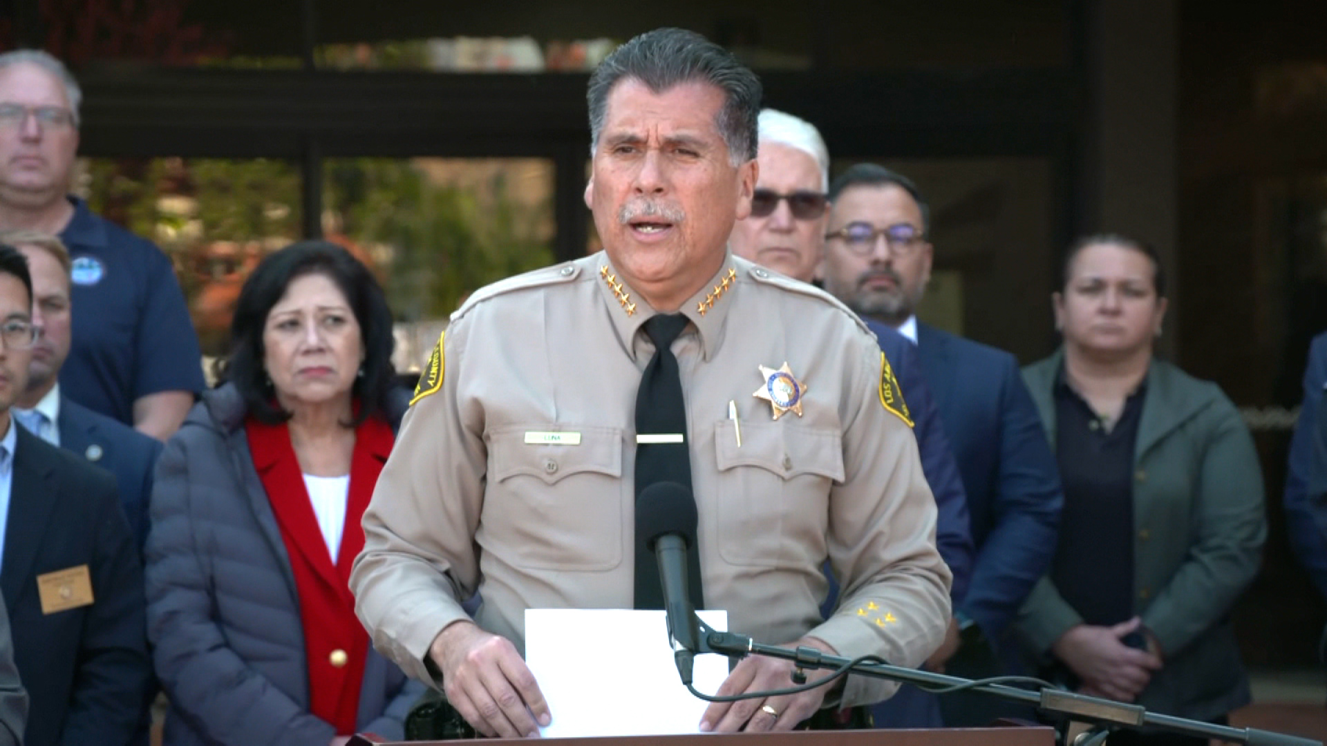 El alguacil del condado de Los Ángeles, Robert Luna, habla en una conferencia de prensa sobre el tiroteo en Monterey Park, California, el domingo.