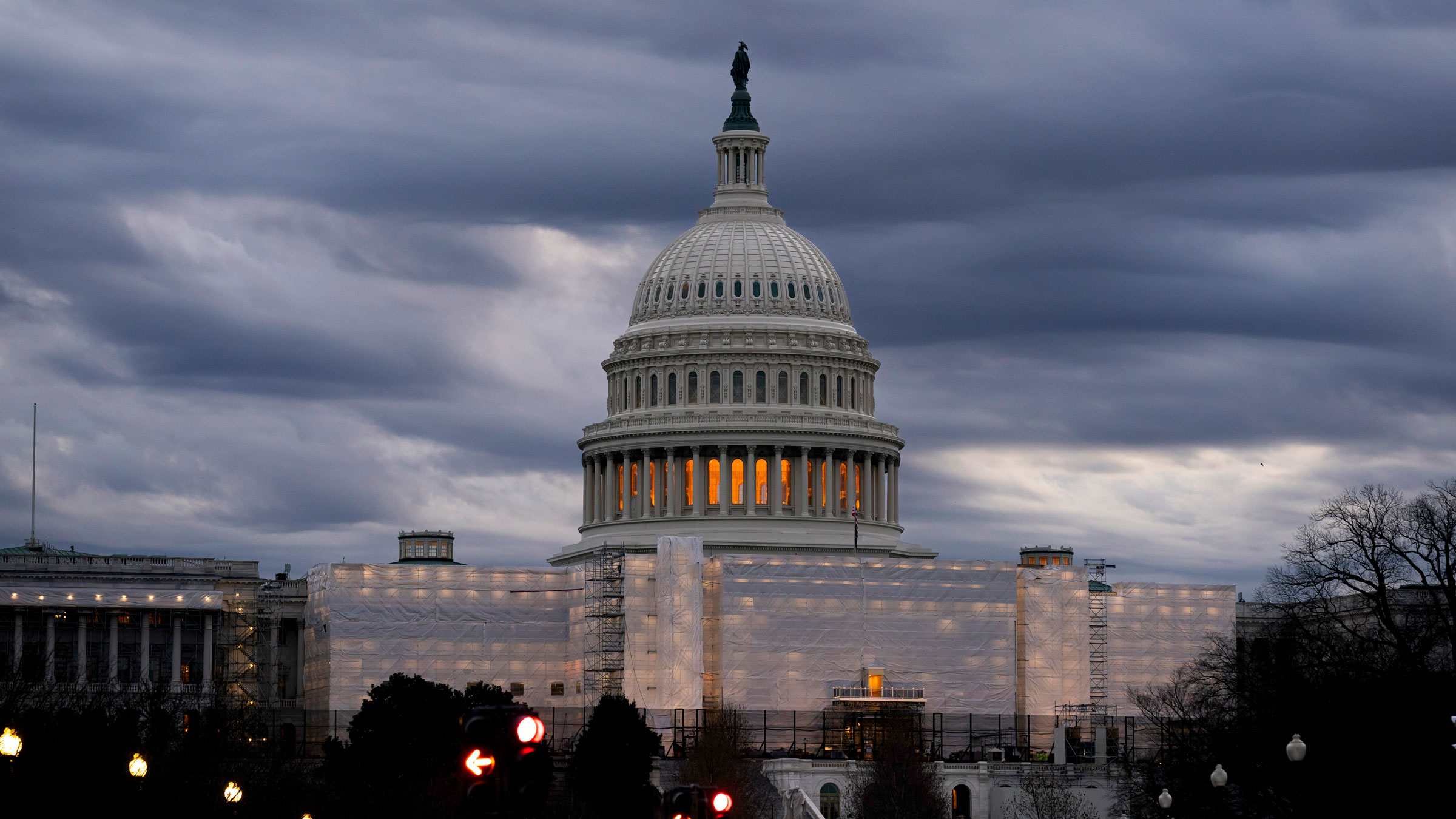 El Capitolio se ve en medio de cielos nublados la madrugada del jueves.