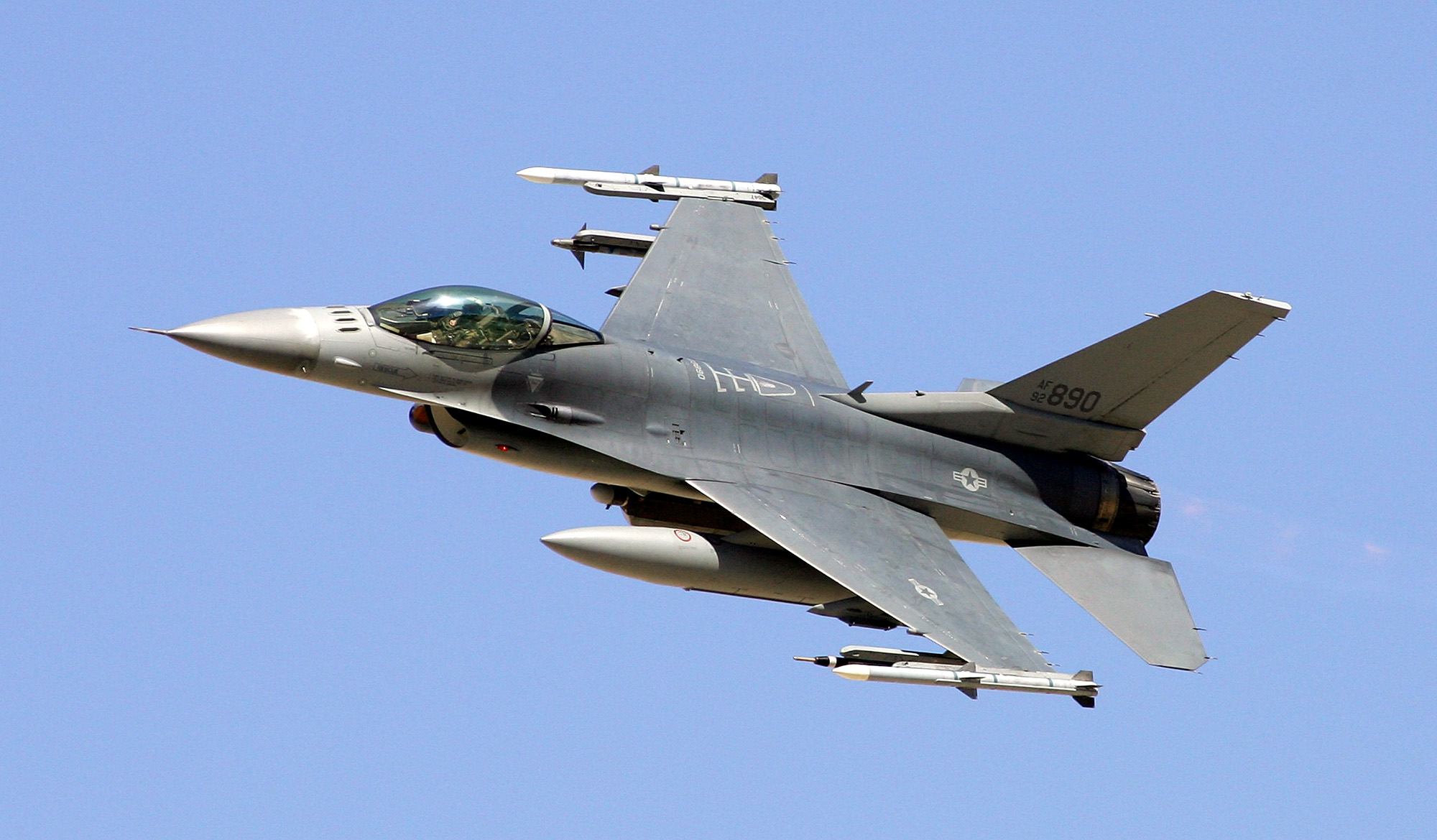 Un F-16C Fighting Falcon vuela en el campo de pruebas y entrenamiento de Nevada, el 14 de septiembre de 2007, cerca de Indian Springs, Nevada. 