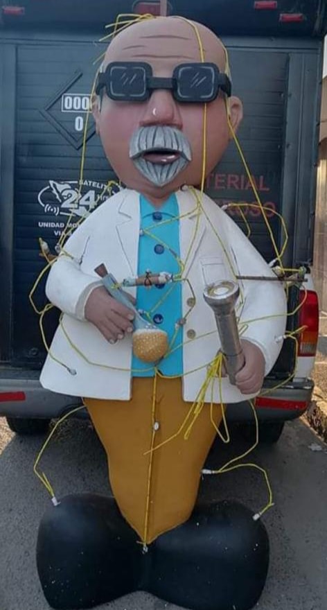 Este es el monigote del «Alquimista» o sea del exalcalde, Luis Guillermo «Químic Este es el monigote del «Alquimista» o sea del exalcalde, Luis Guillermo «Químic