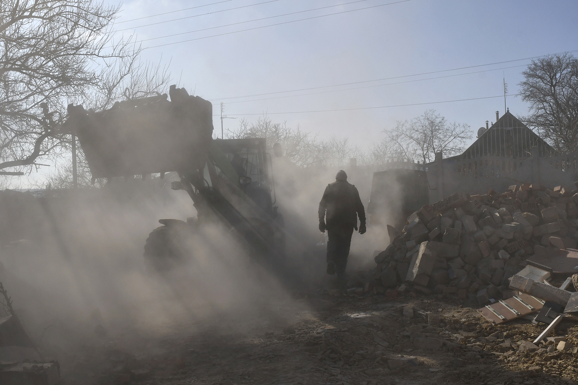 Los residentes locales limpian los escombros de una casa privada luego de un ataque con cohetes rusos en Komyshevakha en la región de Zaporizhzhia, Ucrania, el 10 de febrero.