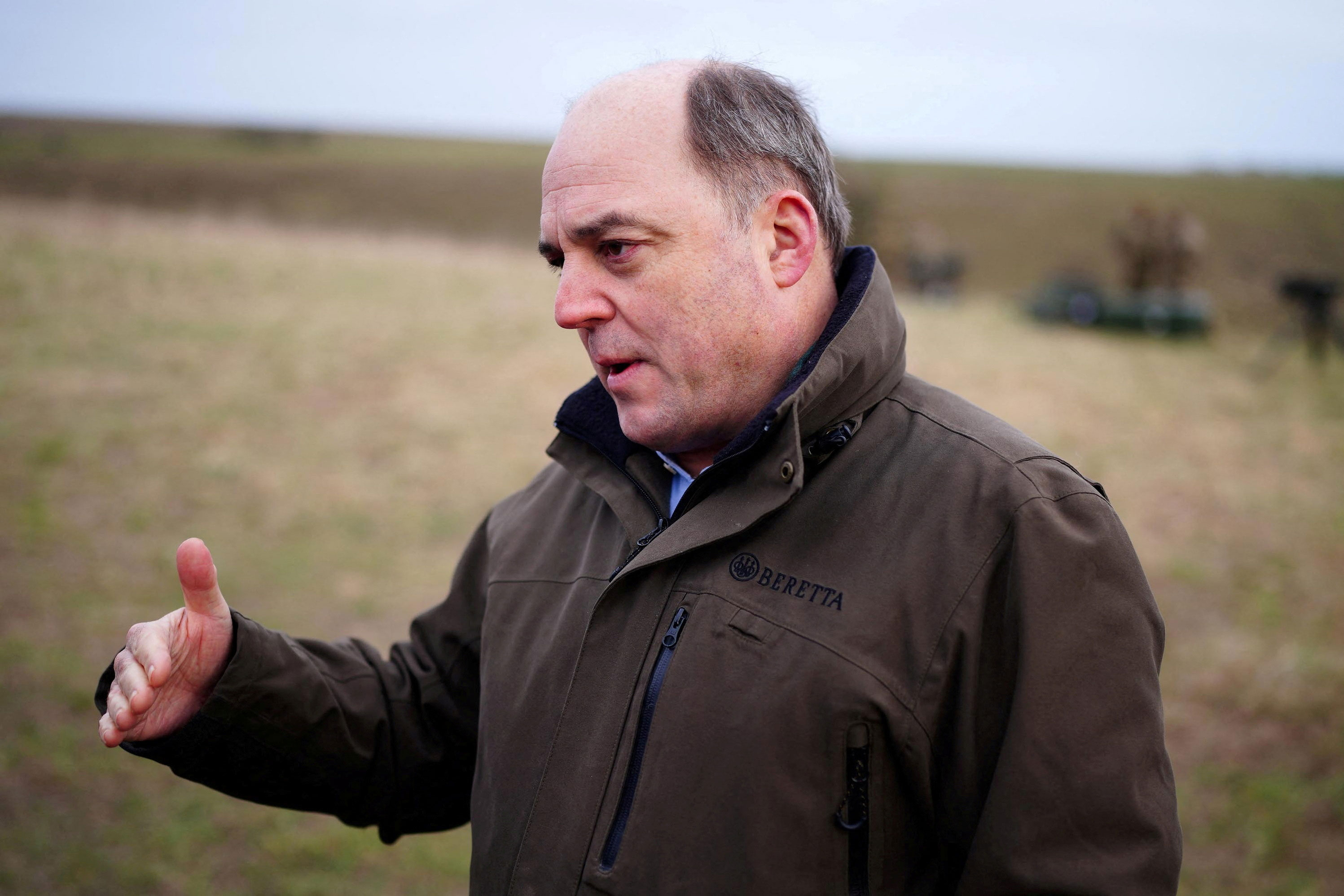 El ministro de Defensa británico, Ben Wallace, habla con los medios de comunicación durante una visita a Salisbury Plain, donde las Fuerzas de Defensa de Australia están apoyando el entrenamiento de reclutas ucranianos dirigido por el Reino Unido, en Wiltshire, Gran Bretaña, el 1 de febrero.