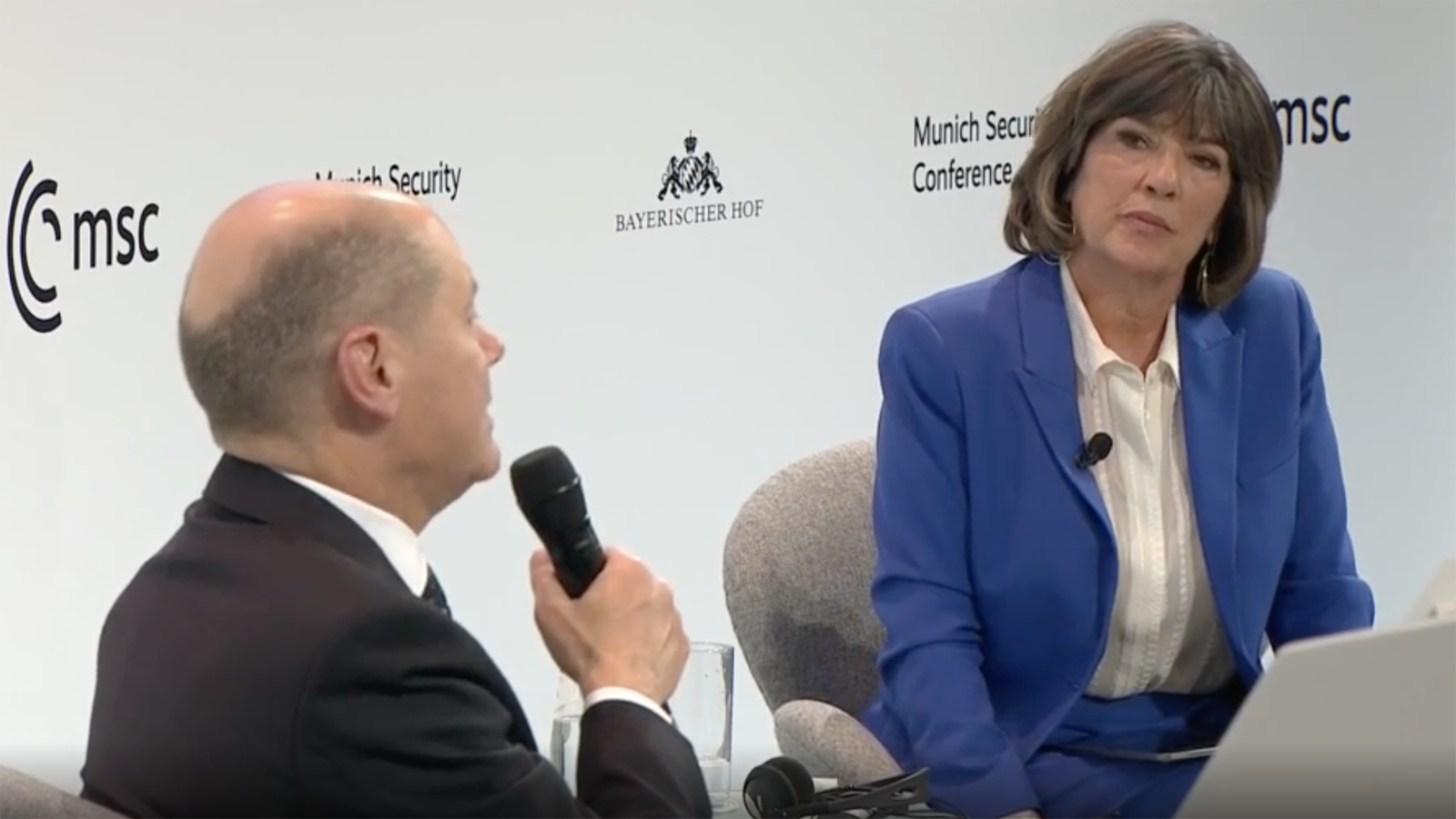 El canciller alemán, Olaf Scholz, habla con Christiane Amanpour, de FGTELEVISION, en la Conferencia anual de seguridad de Múnich en Alemania, el 17 de febrero.