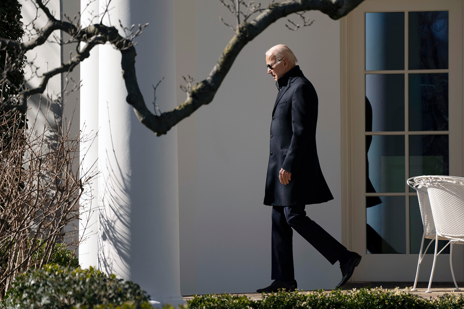 El presidente Joe Biden camina desde la Oficina Oval al salir de la Casa Blanca, el viernes 3 de febrero, en Washington DC.