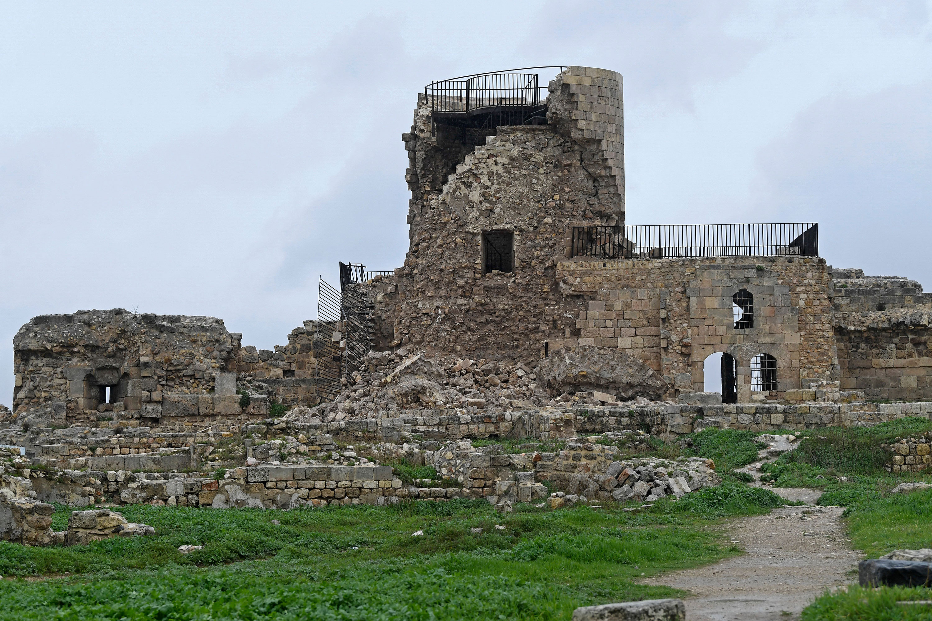 La antigua ciudadela de Alepo se ve dañada tras el terremoto del lunes.
