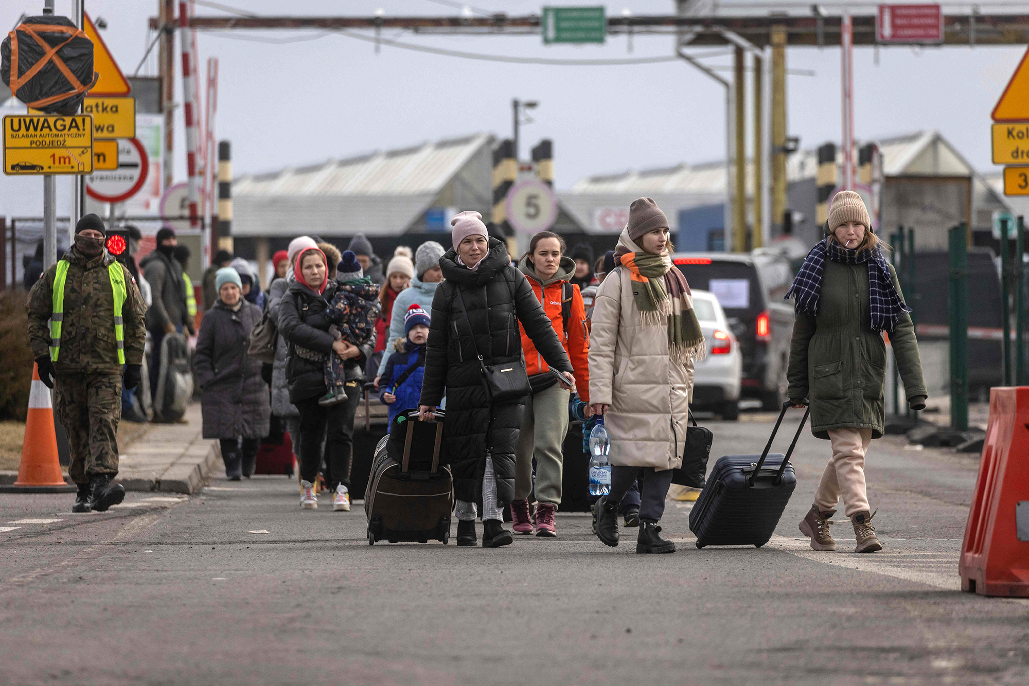 Refugiados de Ucrania después de cruzar la frontera entre Ucrania y Polonia en Korczowa el 2 de marzo.