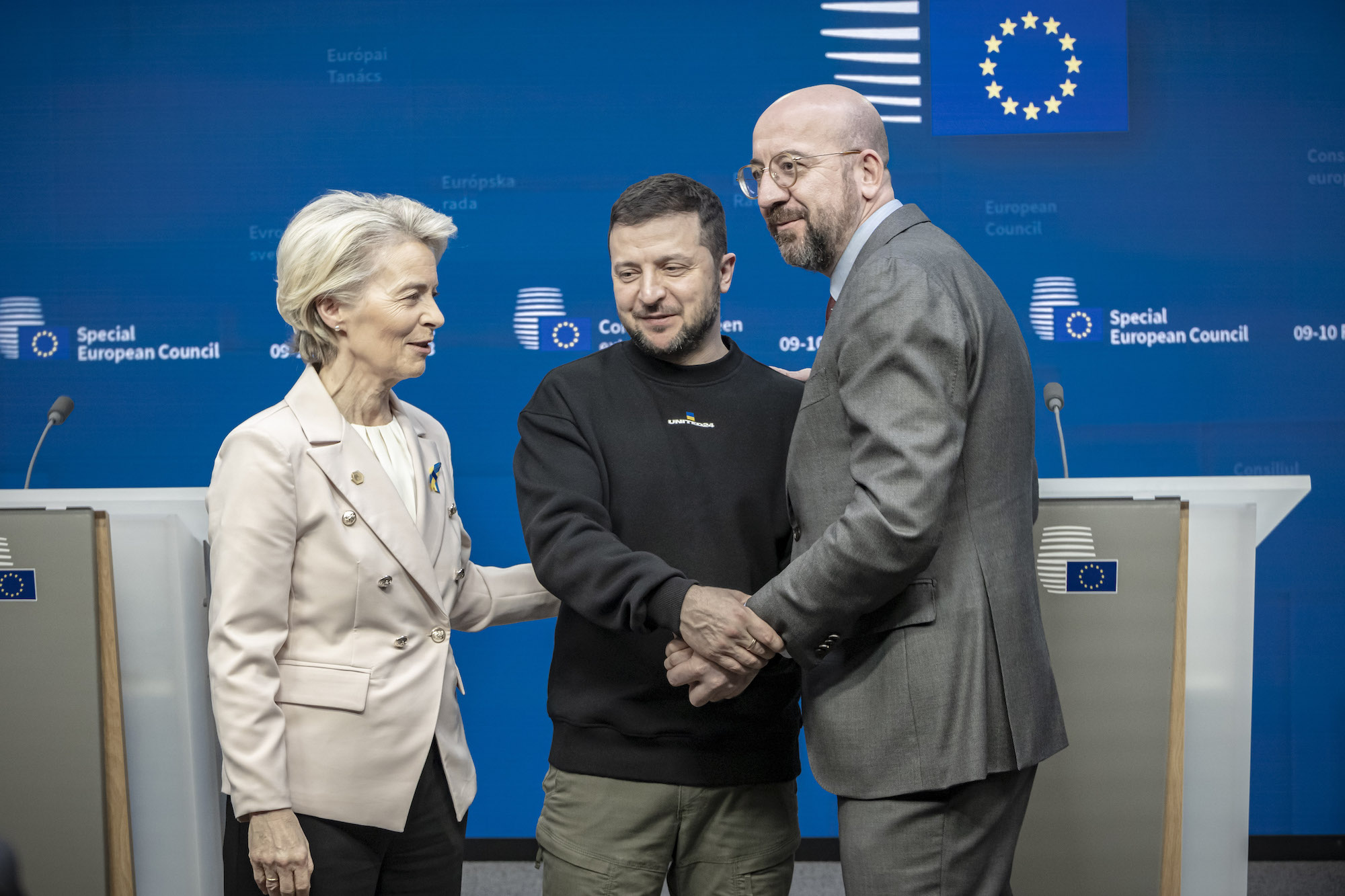 Zelensky se ve en Bruselas con Charles Michel, a la derecha, presidente del Consejo Europeo, y Ursula von der Leyen, a la izquierda, presidenta de la Comisión Europea el jueves.