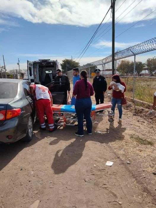 #AUXILIO ll Elementos de la Unidad de Vialidad y Tránsito, brindaron ayuda a un #AUXILIO ll Elementos de la Unidad de Vialidad y Tránsito, brindaron ayuda a un