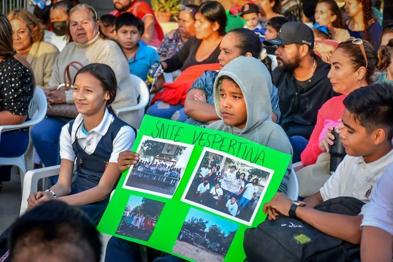 *Alcalde Edgar González, visita la Colonia 13 de septiembre, asisten familias de *Alcalde Edgar González, visita la Colonia 13 de septiembre, asisten familias de