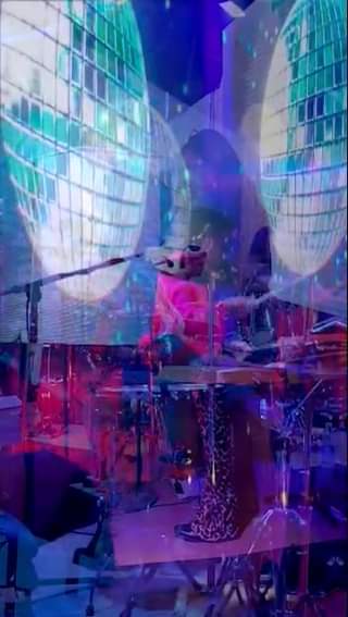 DISCO LIVE SHOW, CON LAS CHELAS.  INVITADA ESPECIAL PALOMA GUERRERO. MIÉRCOLES 2