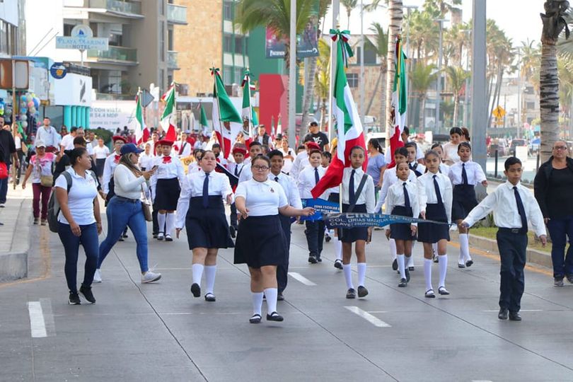 *Desfilan 60 escoltas de escuelas primarias en Avenida Del Mar previó al Día de *Desfilan 60 escoltas de escuelas primarias en Avenida Del Mar previó al Día de