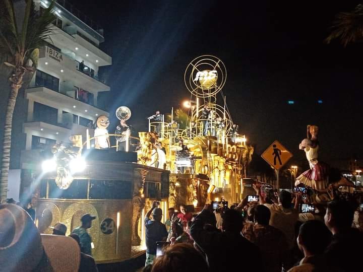 Deslumbra el desfile de Carnaval en Mazatlán Deslumbra el desfile de Carnaval en Mazatlán