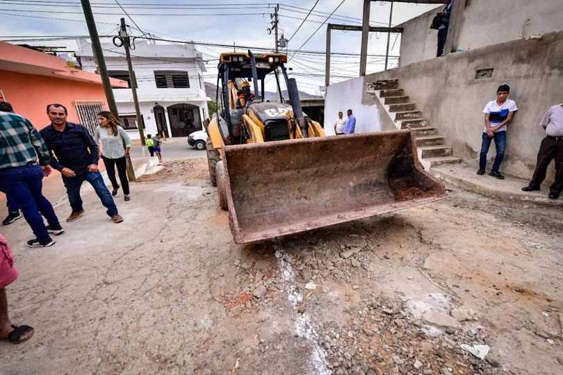 *Gobierno Municipal inició obra de pavimentación del Callejón México en la colon *Gobierno Municipal inició obra de pavimentación del Callejón México en la colon