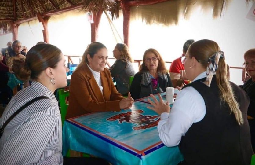 Integrantes del Club del Abuelo DIF disfrutan rico desayuno en la playa Integrantes del Club del Abuelo DIF disfrutan rico desayuno en la playa