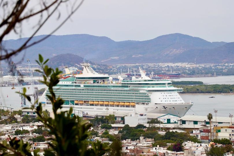 Llegó a Mazatlán el crucero turístico Navigator of the Seas, con 4,782 visitante Llegó a Mazatlán el crucero turístico Navigator of the Seas, con 4,782 visitante