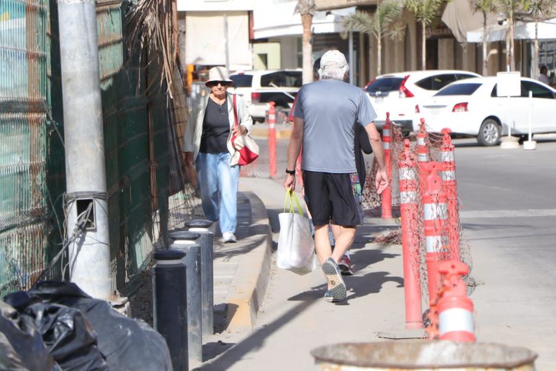 *Retira obras públicas postería y reja que obstruían paso peatonal en Zona Dorad *Retira obras públicas postería y reja que obstruían paso peatonal en Zona Dorad