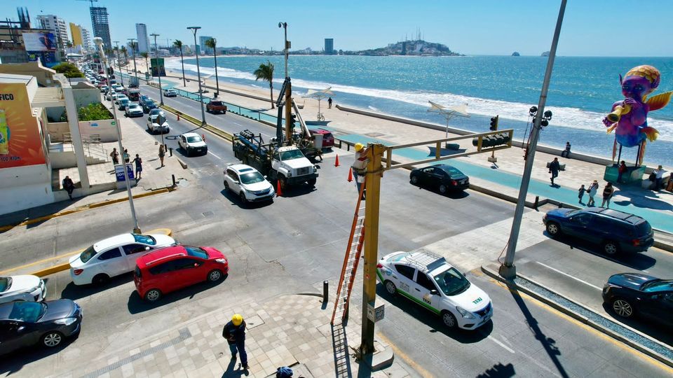 *Servicios Públicos restaura semáforos de avenida Del Mar.* *Servicios Públicos restaura semáforos de avenida Del Mar.*