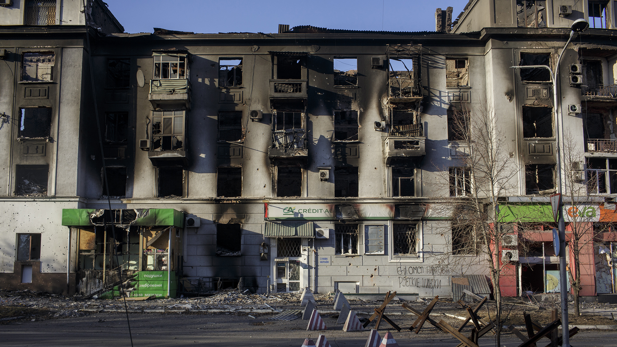 Los edificios dañados se ven después de los bombardeos rusos mientras continúan los ataques en el frente de Donbass durante la guerra entre Rusia y Ucrania en Bakhmut el 10 de febrero.