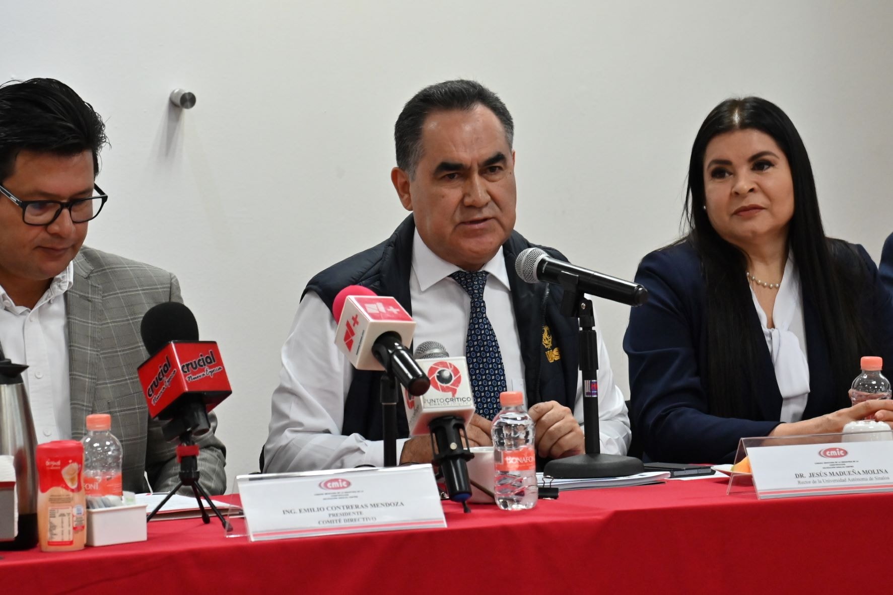 Manifiesta la CMIC su disposición y apoyo para fortalecer la vinculación con la Manifiesta la CMIC su disposición y apoyo para fortalecer la vinculación con la
