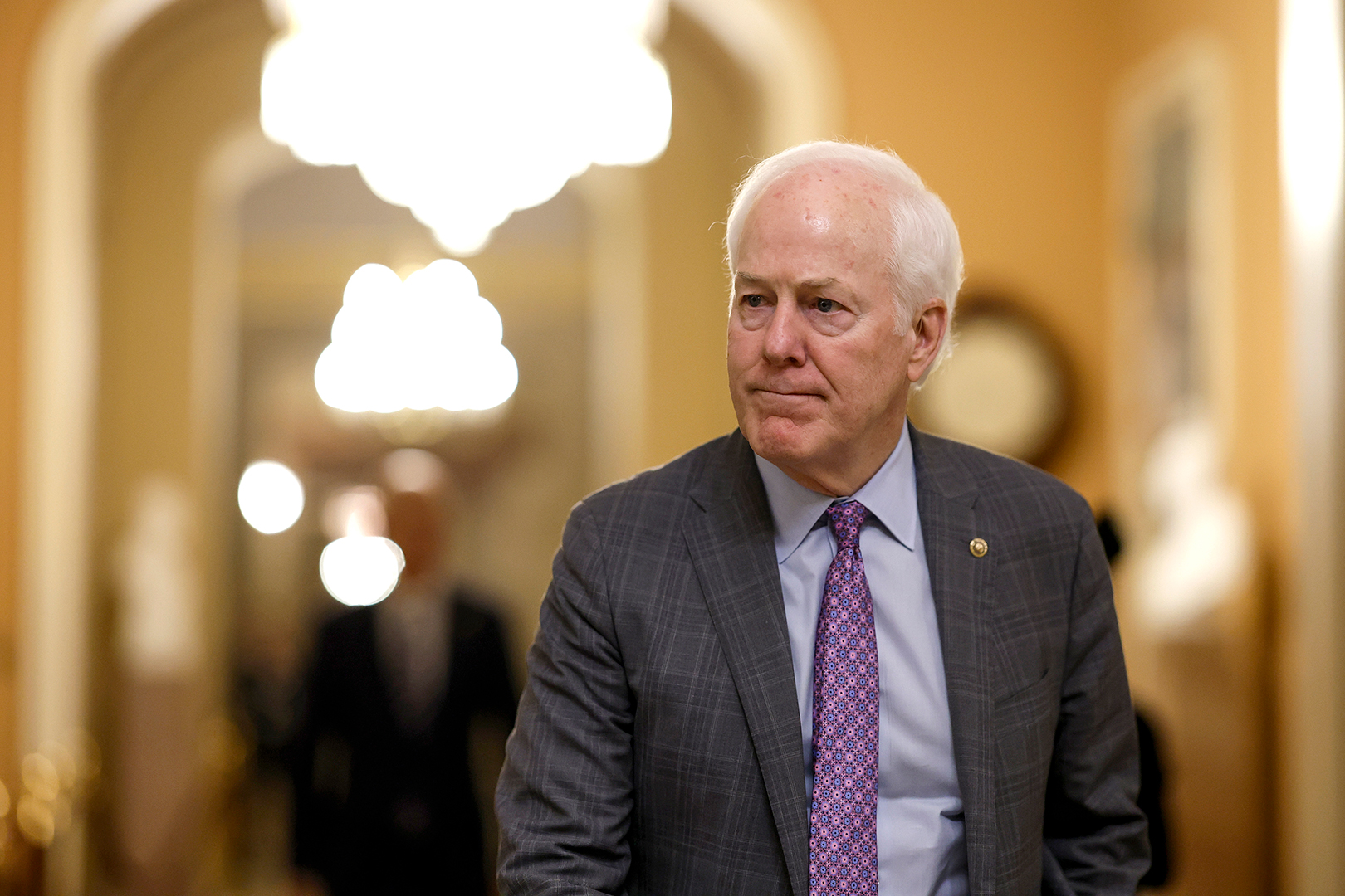 El Senador John Cornyn camina hacia las Cámaras del Senado para una votación de nominación en el Capitolio de los Estados Unidos el 5 de diciembre de 2022 en Washington, DC. 