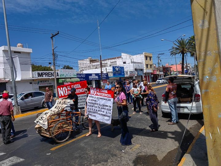 Bloquean comerciantes avenida Juan Carrasco como protesta al carril preferencial Bloquean comerciantes avenida Juan Carrasco como protesta al carril preferencial