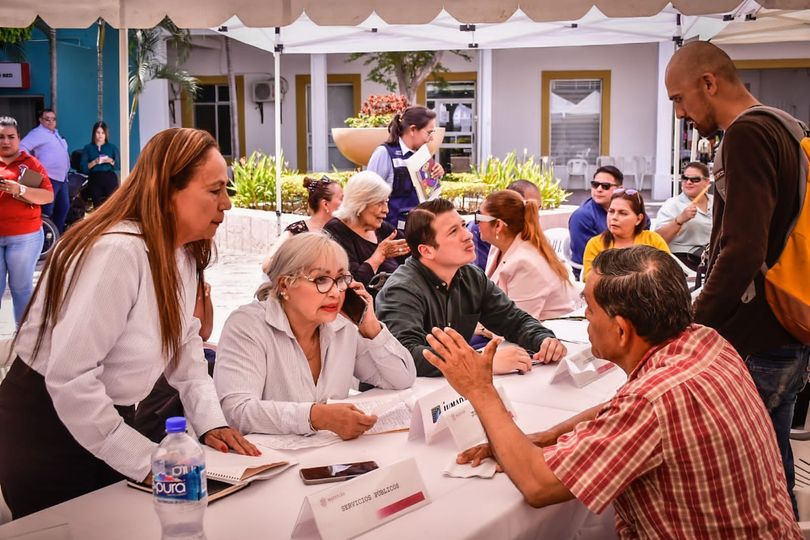 *Decenas de ciudadanos son atendidos en el programa “Escuchando a la gente”.* *Decenas de ciudadanos son atendidos en el programa “Escuchando a la gente”.*