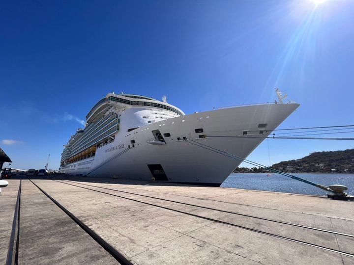 Llegó a Mazatlán el crucero turístico Navigator of the Seas con 5,140 personas a Llegó a Mazatlán el crucero turístico Navigator of the Seas con 5,140 personas a