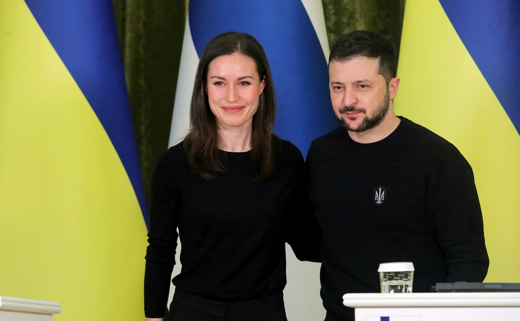 La primera ministra de Finlandia, Sanna Marin, y el presidente de Ucrania, Volodymyr Zelensky, celebran una conferencia de prensa conjunta en Kiev, el 10 de marzo. 