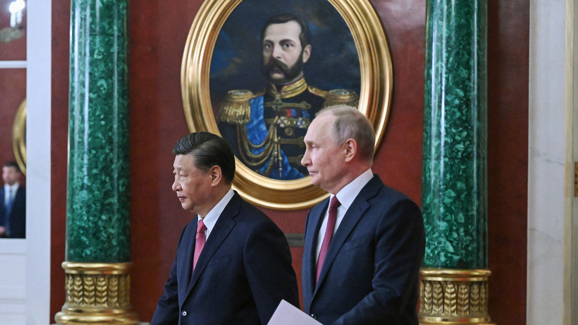 El presidente ruso, Vladimir Putin, y el presidente chino, Xi Jinping, llegan para una ceremonia de firma luego de sus conversaciones en el Kremlin en Moscú el 21 de marzo.