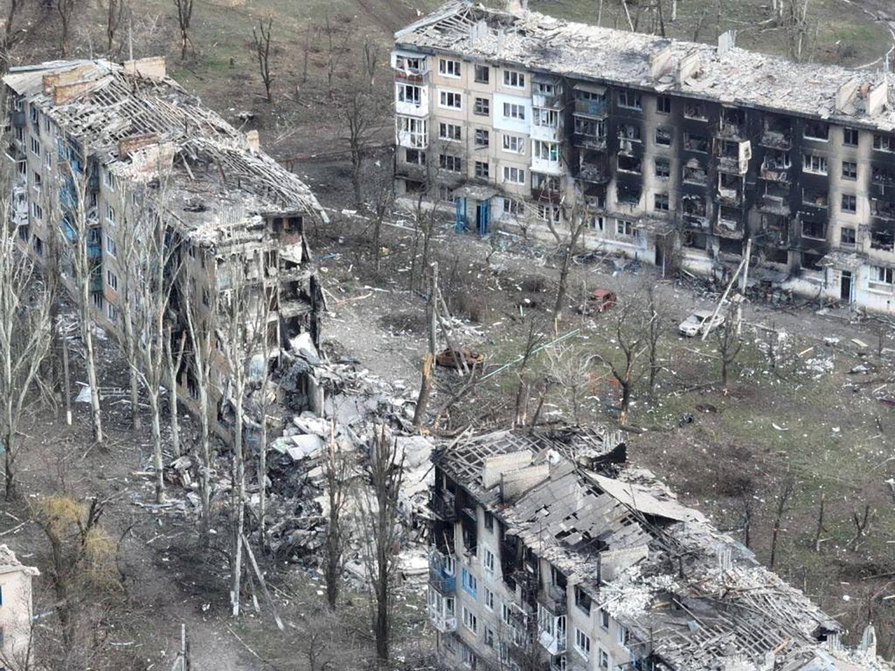 Una vista de los edificios destruidos en Vuhledar, Ucrania, el 26 de marzo.