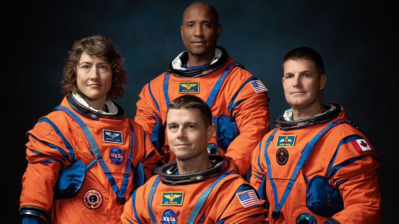 Los miembros de la tripulación de la misión de sobrevuelo lunar Artemis II incluyen (desde la izquierda): los astronautas de la NASA Christina Koch, Victor Glover, Reid Wiseman (primer plano) y el astronauta de la Agencia Espacial Canadiense Jeremy Hansen.