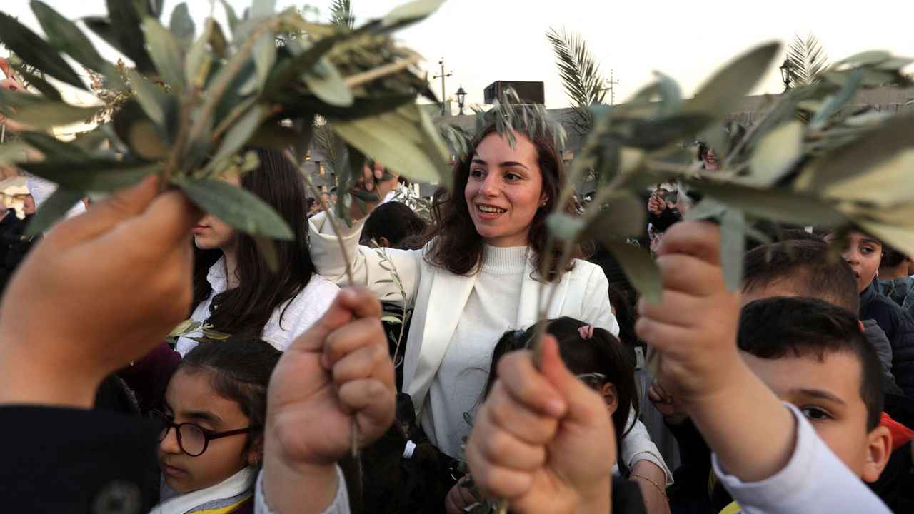 Los cristianos se reúnen para celebrar el Domingo de Ramos en la iglesia de San Elías en Erbil, la capital de la región kurda autónoma del norte de Irak, el domingo. 