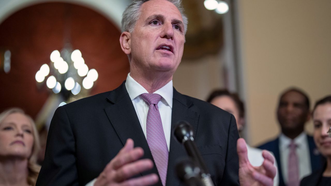 El presidente de la Cámara de Representantes, Kevin McCarthy, habla con los periodistas en el Capitolio de Washington el 24 de marzo de 2023.