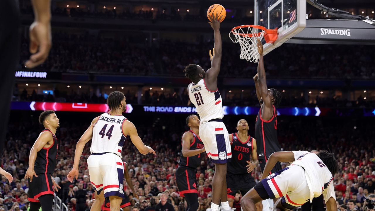 Adama Sanogo de UConn dispara contra Nathan Mensah de San Diego State durante la primera mitad del juego por el título.