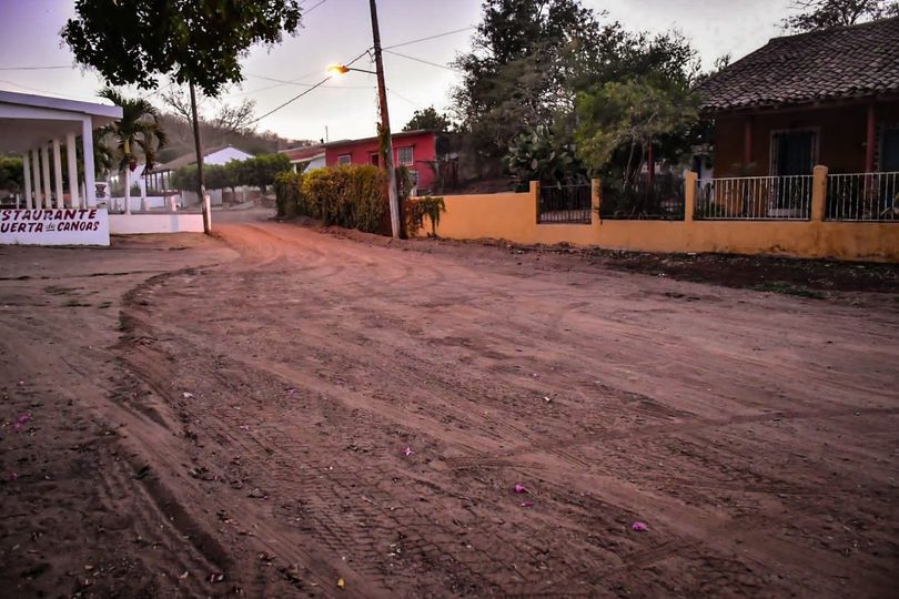 *¡Continua la rehabilitación de calles y caminos! Hoy le tocó a la comunidad de *¡Continua la rehabilitación de calles y caminos! Hoy le tocó a la comunidad de