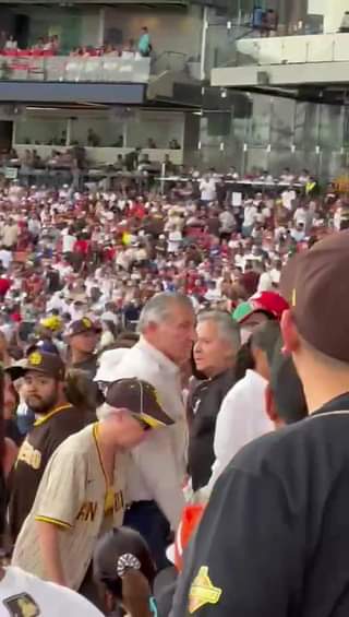 EL ABUCHEO AL SECRETARIO DE GOBERNACIÓN, ADÁN AUGUSTO LÓPEZ,  EN EL ESTADIO DE B