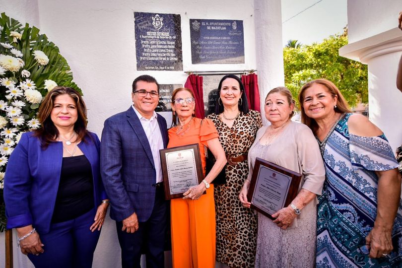 *Las maestras Lidia Salazar Rojo, Martha Emilia Borrego Galindo y Armida Mireya *Las maestras Lidia Salazar Rojo, Martha Emilia Borrego Galindo y Armida Mireya